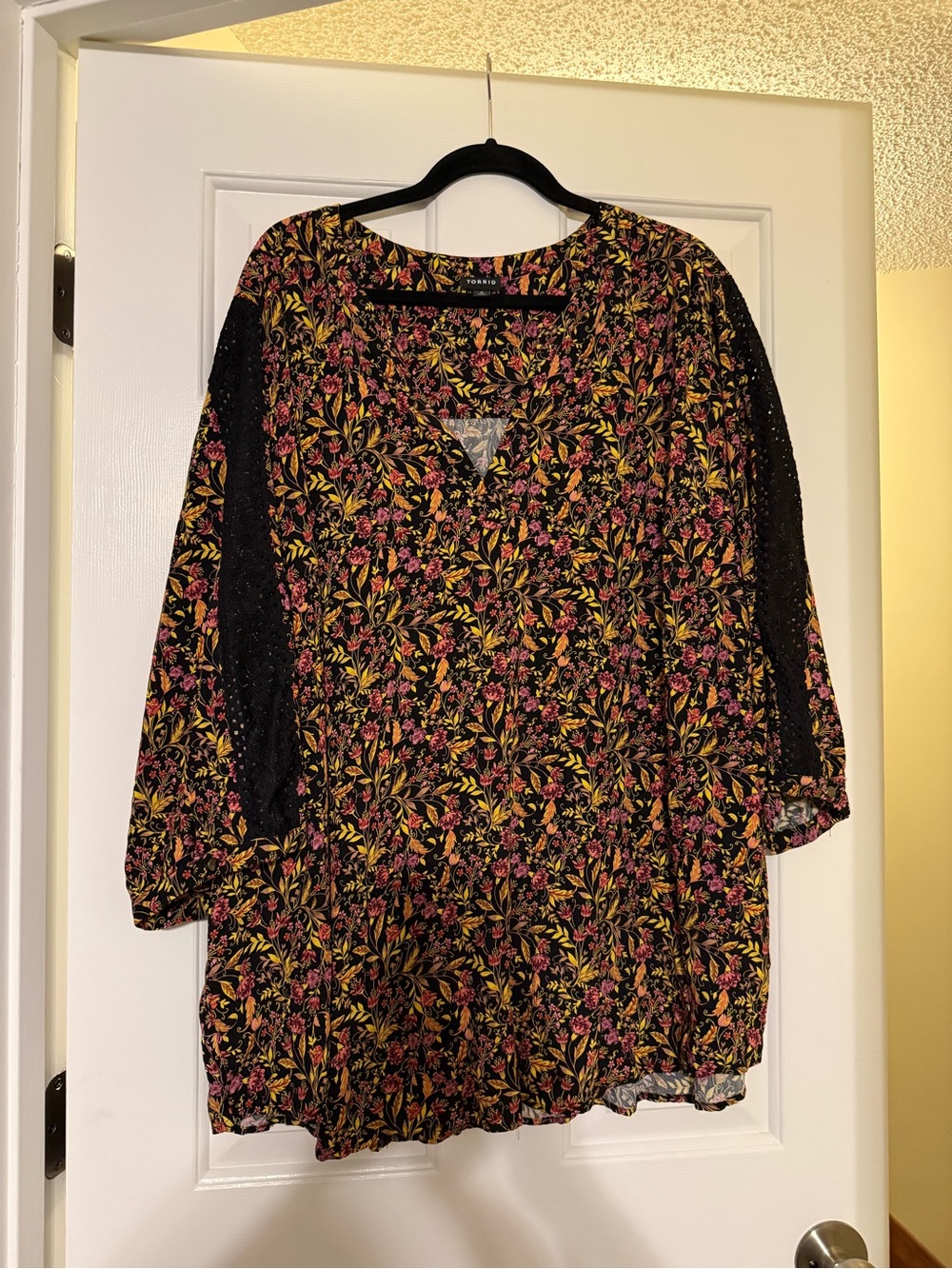 Torrid Black Floral Lace Trim Tunic Blouse Split Neck Size 6 6X 30 32 Boho